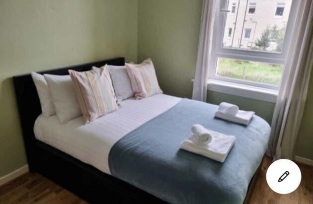 Pass The Keys Cozy Two Bed Flat Near Glasgow Airport & Paisley Exterior foto
