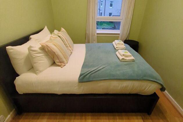 Pass The Keys Cozy Two Bed Flat Near Glasgow Airport & Paisley Exterior foto